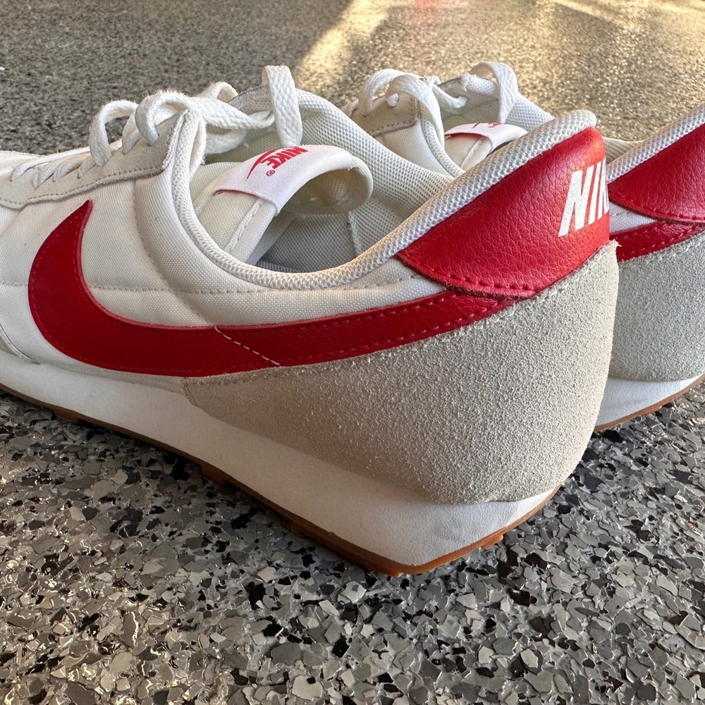Nike Daybreak Women’s 12 / Men’s 10.5 White / Red